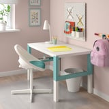 Elenca il nome, il colore e il materiale del prodotto, della sedia da scrivania. Mostra il posizionamento delle sedie in una stanza piccola e colorata con decorazioni educative.