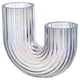 Il vaso RÄFFELBJÖRK, una scultura in vetro trasparente con un design scanalato, fluido e ispirato all'arcobaleno.