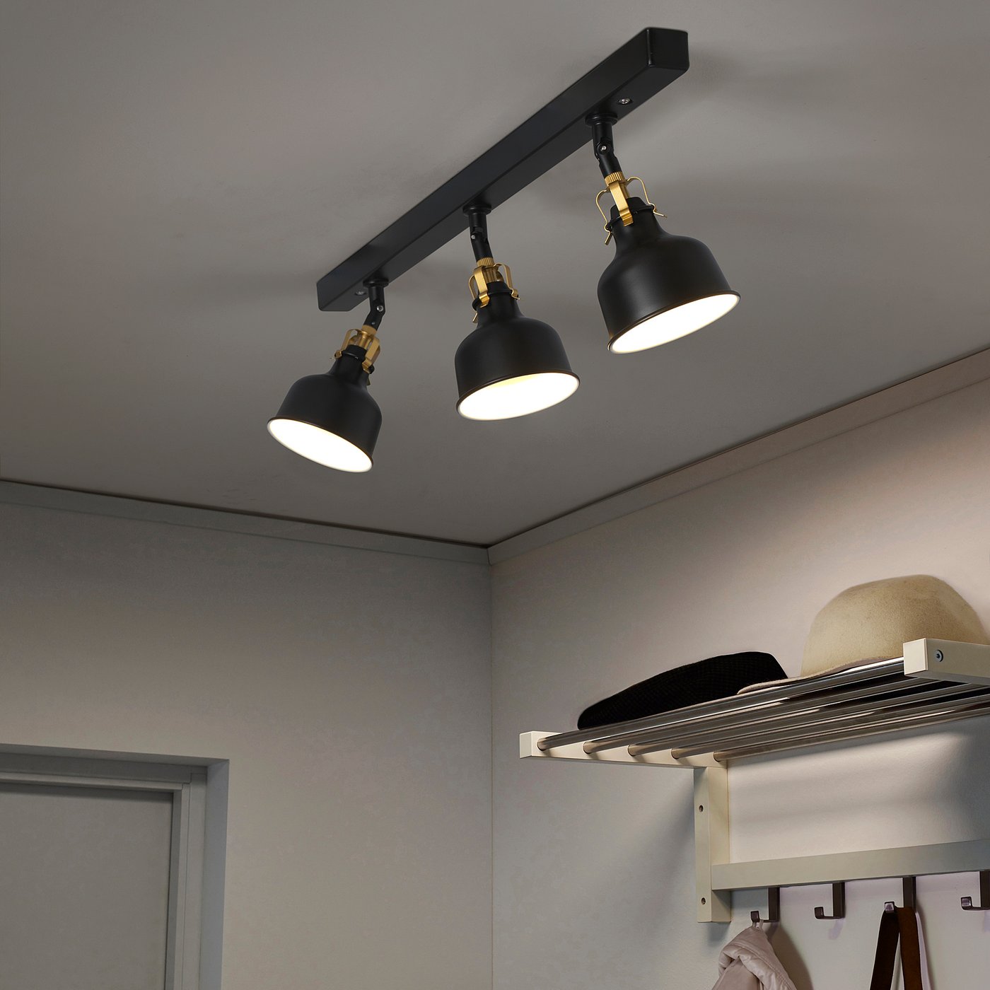 Lampada da soffitto LED orientabile 350°, 3 faretti E14, nera, moderna per cucina, soggiorno, corridoio o camera da letto. Lampada sospesa elegante e funzionale