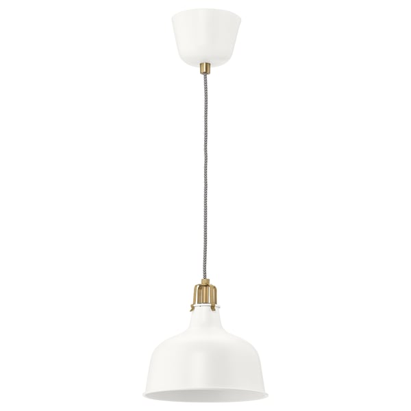 Una lampada a sospensione RANARP bianca con un cavo tessile intrecciato, caratterizzata da un design retrò con paralume rotondo e giunti metallici.