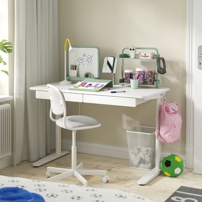 Scrivania bianca per bambini con cassetti, lavagna e spazio di lavoro organizzato. Include sedia, gancio per zaino e spazio per il materiale scolastico.