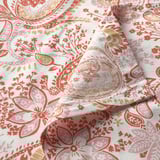 Un lenzuolo piatto con motivo paisley, morbido e traspirante, con cuciture dettagliate, che mette in risalto la qualità del tessuto e del design.