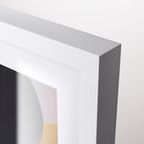 Moderna cornice bianca con finitura liscia, protezione frontale in plastica di qualità.