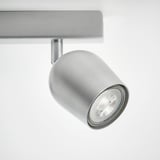 Faretto da soffitto moderno ed elegante color argento con lampadina luminosa regolabile.
