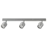 Un faretto da soffitto RÖKFRI color argento con tre luci regolabili.