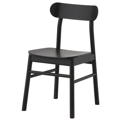 Una sedia RÖNNINGE nera con seduta in legno, schienale curvo ed eleganti gambe in metallo. Il suo design semplice e di ispirazione vintage si adatta a diversi ambienti.