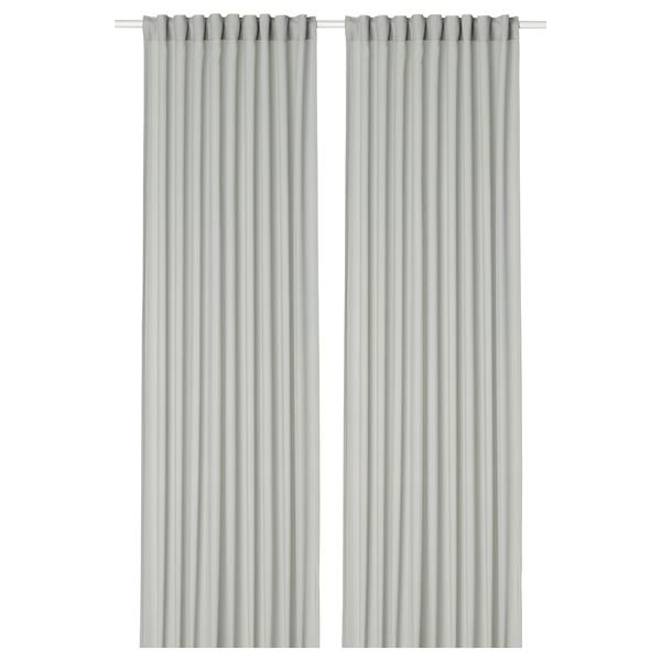 Le tende trasparenti grigio chiaro ROSENROBINIA pendono dritte con pali, semplici ed eleganti.