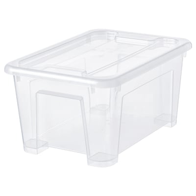 Una scatola di plastica trasparente chiamata SAMLA. Il suo rettangolare, realizzato in polipropilene, con un coperchio sicuro e una maniglia incorporata per un facile trasporto.
