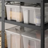 Scatole SAMLA su scaffali, organizzate per dimensioni, che conservano vari oggetti.