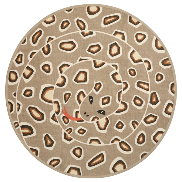 Tappeto circolare, color sabbia con motivo a serpente. Una grafica a serpente arrotolato, supporto in gomma per la presa. Toni neutri, materiale di cotone.