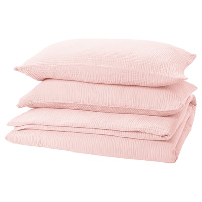 Quattro morbidi cuscini in cotone rosa impilati ordinatamente, caratterizzati da una texture ondulata e da un design con chiusura a busta.