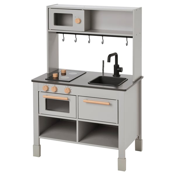 Una cucina da gioco SILLTRUT in grigio. È un fornello, forno, lavello e ganci. Progettato per il gioco di ruolo dei bambini, aiuta le capacità motorie e il pensiero logico.