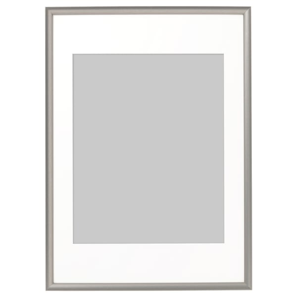 Cornice in argento höjden. Rettangolare, aspetto metallo grigio, con bordo interno bianco e frontale in plastica protetta.
