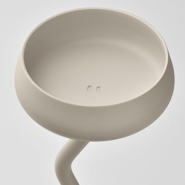 Elegante candelabro bianco sporco con stelo liscio e curvo e ciotola larga, trasuda qualità e semplicità.