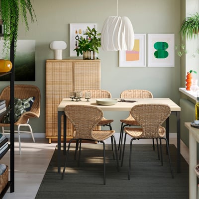 Struttura moderna da pranzo con sedie in rattan SKÅLSTA e tavolo in legno, arredamento terroso, arte, mobile in vimini, piante.