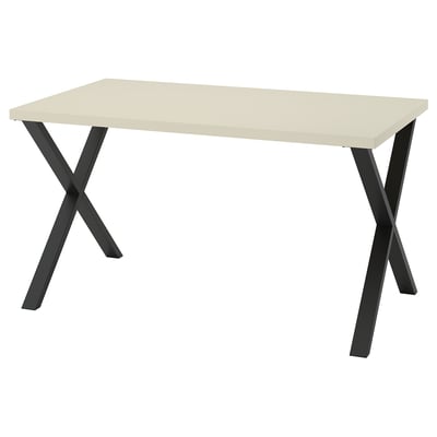 Tavolo SKÅLSTA , piano beige chiaro, gambe nere, forma rettangolare, design minimalista.