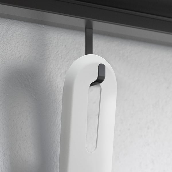 Primo piano del contenitore appeso bianco con gancio nero, materiale di qualità e design elegante.