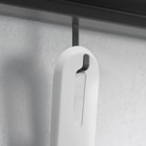 Primo piano del contenitore appeso bianco con gancio nero, materiale di qualità e design elegante.