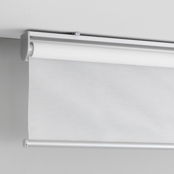Una tenda a rullo senza fili con funzione di avvolgimento lento, fissata a una parete dall'aspetto pulito e moderno.