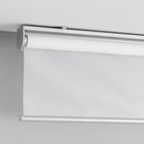 Tenda a rullo bianca, senza fili, con chiusura ammortizzata, montata a soffitto.