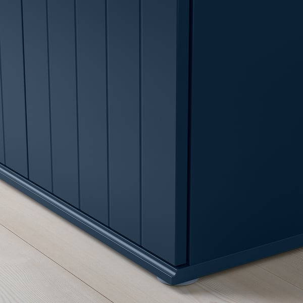 Angolo dell'armadio blu navy, finitura liscia, struttura robusta, linee pulite.