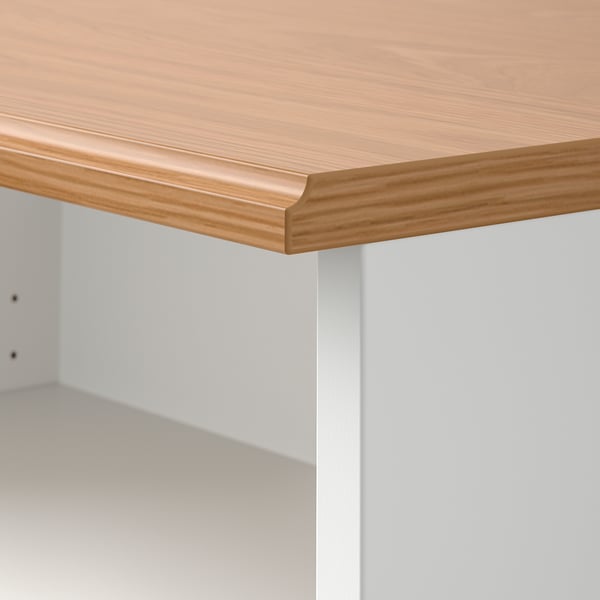 Bordo della scrivania in legno, finitura liscia, linee pulite, struttura robusta.