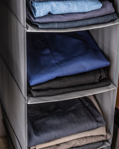 Lo SKUBB di ikea: grigio, organizer per armadio sospeso, tessuto, cinque ripiani.