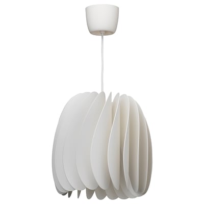 Lampada a sospensione SKYMNINGEN bianca, plastica riciclata, forma curva a turbina.