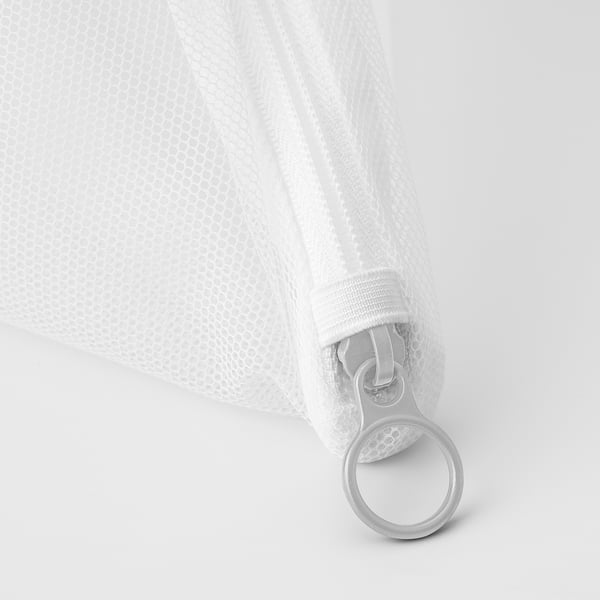 Primo piano di una resistente borsa per il lavaggio in rete con chiusura a zip liscia che garantisce qualità e protezione per i vestiti delicati.