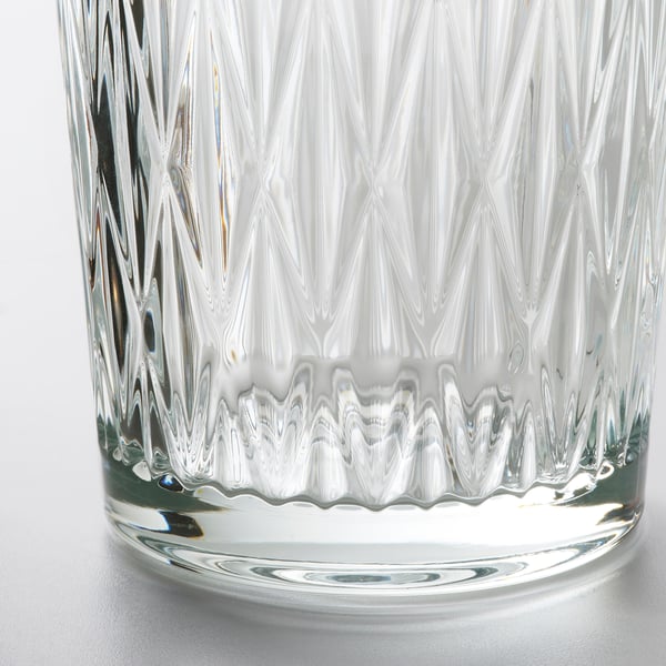 Vaso in vetro trasparente con un design intricato e rigato, che mette in mostra una lavorazione artigianale di alta qualità e uno stile elegante e senza tempo.