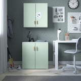 Armadio SMÅSTAD verde menta in camera a motivi grigi con orologio da parete, scrivania, sedia e contenitore.