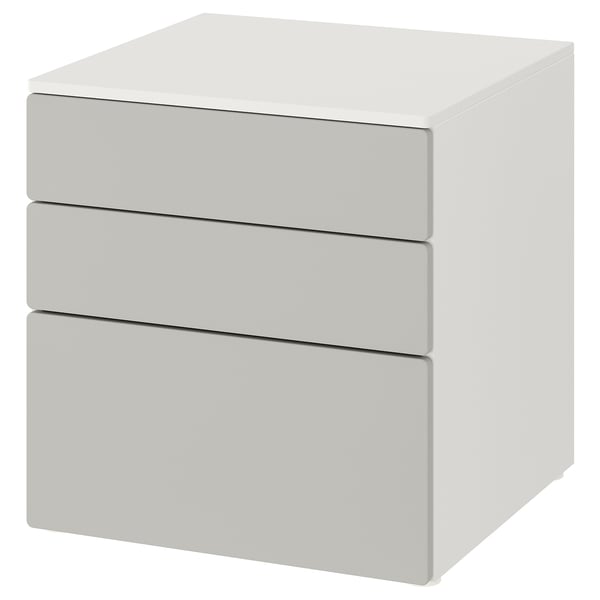 Una piccola cassettiera SMÅSTAD bianca con tre cassetti. Il suo design minimalista presenta forme squadrate e superfici lisce, ideali per lo stoccaggio.