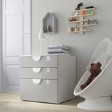 Stanza per bambini con cassapanca SMÅSTAD bianca, lampada e giocattoli.