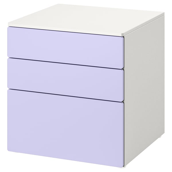 Una cassettiera per bambini bianca e lavanda. Si tratta di tre cassetti a forma di cubo dal design moderno, ideali per lo stoccaggio.