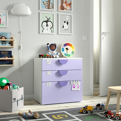 Cameretta con cassapanca IKEA SMÅSTAD, giocattoli e area giochi.