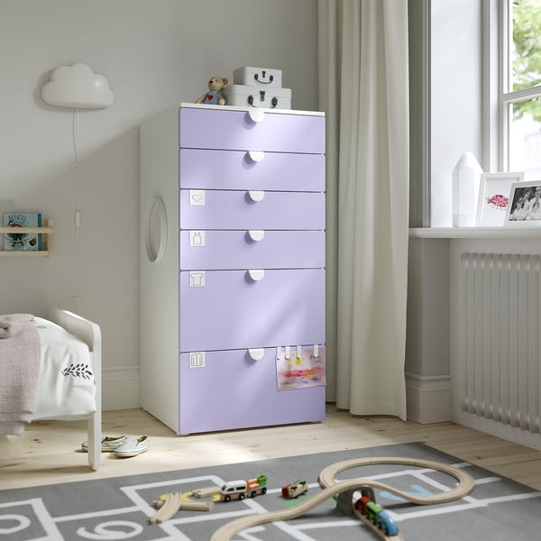 Cameretta per bambini con SMÅSTAD lavanda, cassettiera a 6 cassetti. Alto, si adatta vicino al letto bianco. Contiene vestiti e giocattoli. Manici in plastica, pavimento in legno.