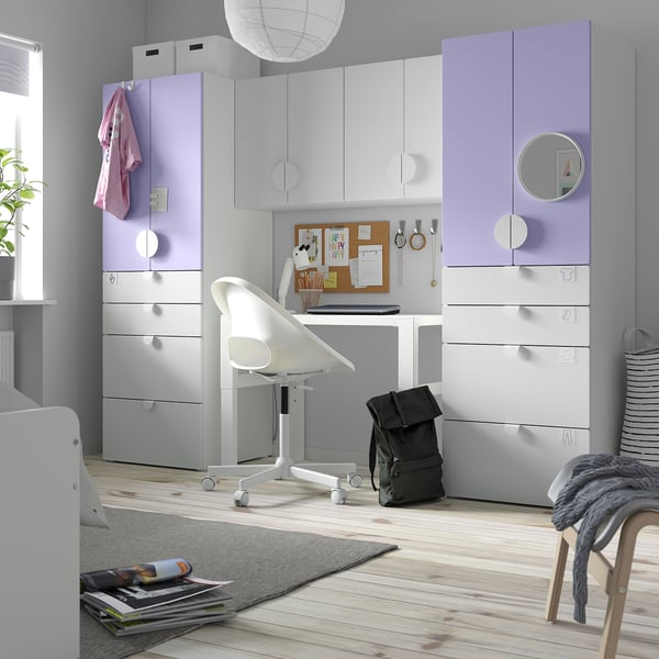 Cameretta per bambini con portaoggetti SMÅSTAD viola chiaro, scrivania, sedia, zaino, coperta, riviste.