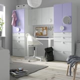 Cameretta per bambini con portaoggetti SMÅSTAD viola chiaro, scrivania, sedia, zaino, coperta, riviste.