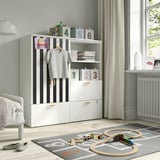 Armadio SMÅSTAD a righe con scatole portaoggetti, camicia, cassetti e tappetino da gioco per trenini.