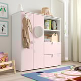 Camera dei bambini con armadio SMÅSTAD rosa chiaro, mensole, cassetti; tappeto beige, giocattoli in legno, cornici.