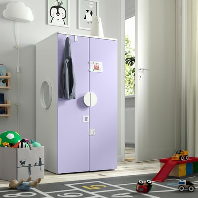 Cameretta per bambini con armadio SMÅSTAD color lavanda, mensola per nuvole e tappeto stradale.
