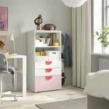 Libreria SMÅSTAD: cassetti rosa, ripiani aperti, contiene libri, calcio, decorazioni, perfetta per le camerette dei bambini.