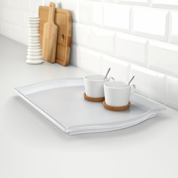 Vassoio da portata in plastica trasparente con due tazze da caffè e cucchiai, perfetto per trasportare più oggetti.