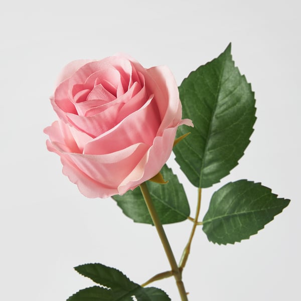 Splendida rosa con foglie verdi, realizzata con materiali riciclati, si erge elegante e realistica.