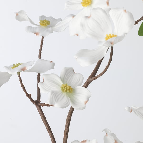 Bellissimi fiori bianchi artificiali con centri gialli su steli marroni, che mostrano una consistenza e un design realistici.
