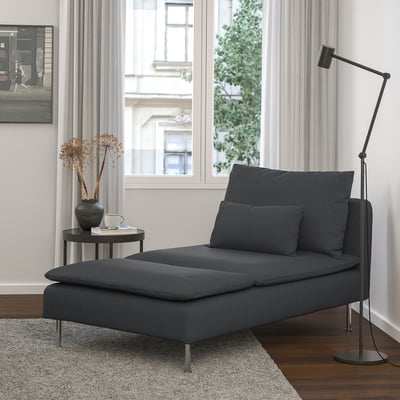 Moderna chaise longue SÖDERHAMN con cuscini scuri in camera luminosa.