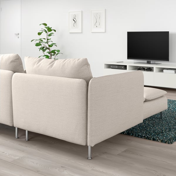 Soggiorno moderno con divano componibile SÖDERHAMN beige chiaro, grande tv e tappeto verde.