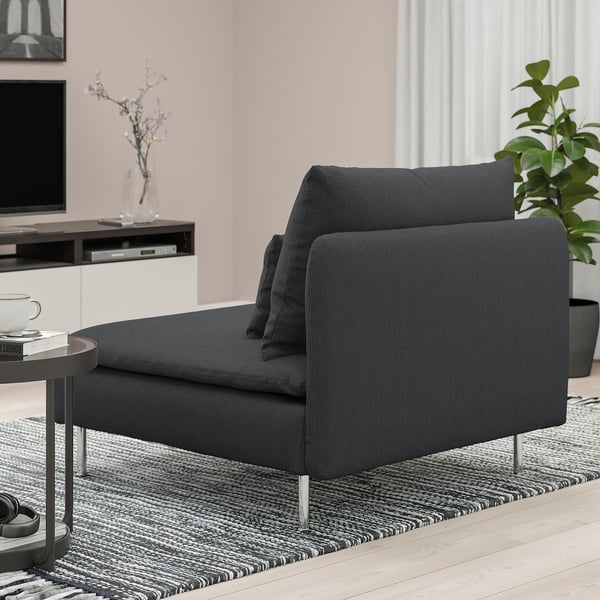 Soggiorno moderno con sedia SÖDERHAMN grigio scuro; seduta profonda, cuscini sciolti, eleganti gambe alte.