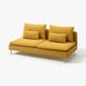 Divano moderno giallo brillante con design minimalista, sostenuto da gambe di metallo.