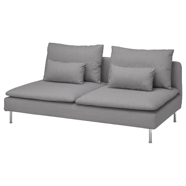 Divano moderno grigio chiaro, design minimalista, con gambe in metallo, cuscini e linee pulite.